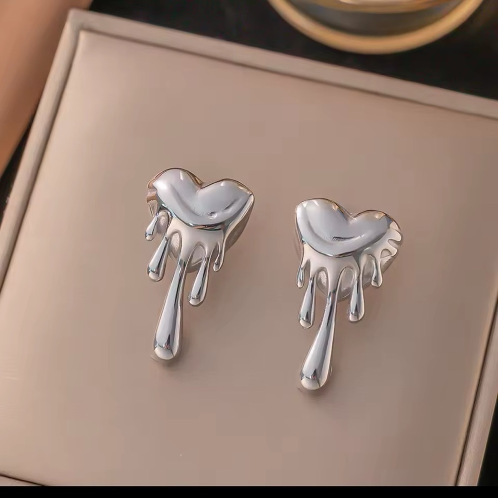 Meltdown Artistic Silver Heart Drip Earrings - Picture 3 of 15